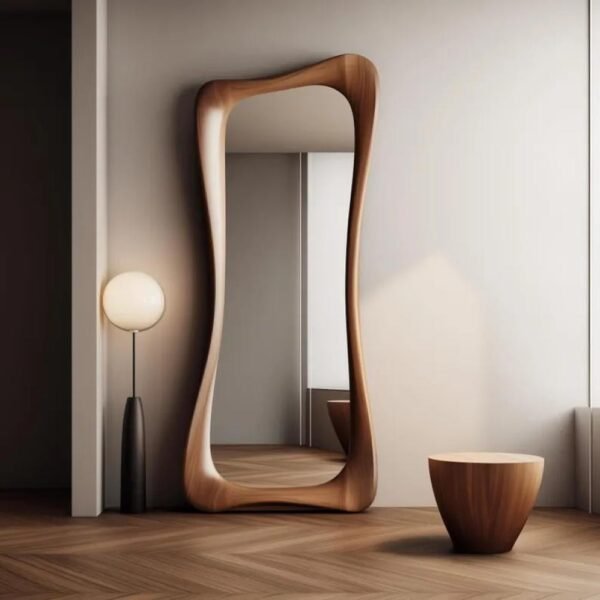 مرأه أرضيه جذابه