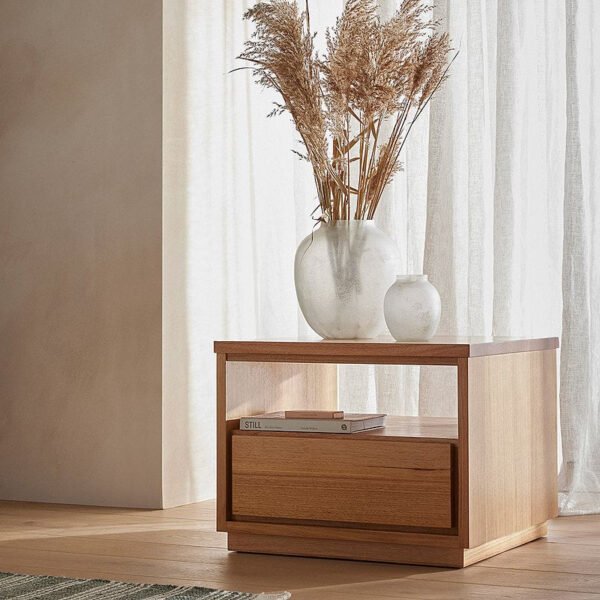 طاولة جانبية خشبية بتصميم أنيق وبسيط