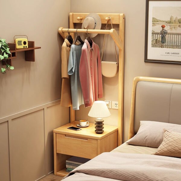 كومودينه وعلاقة ملابس بتصميم موفر للمساحة