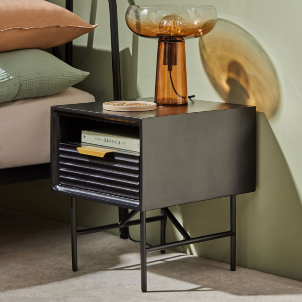 Table Side llsryr with a modern design