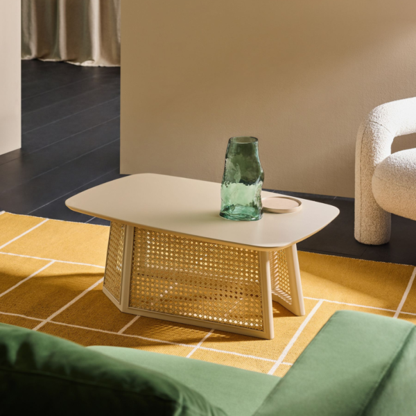 طاولة قهوة بتصميم عصري يجمع بين الأناقة والدفء