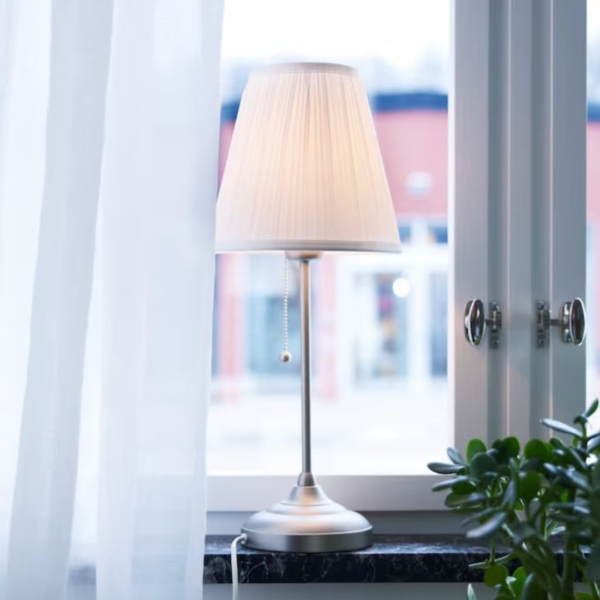 مصباح طاولة فضي