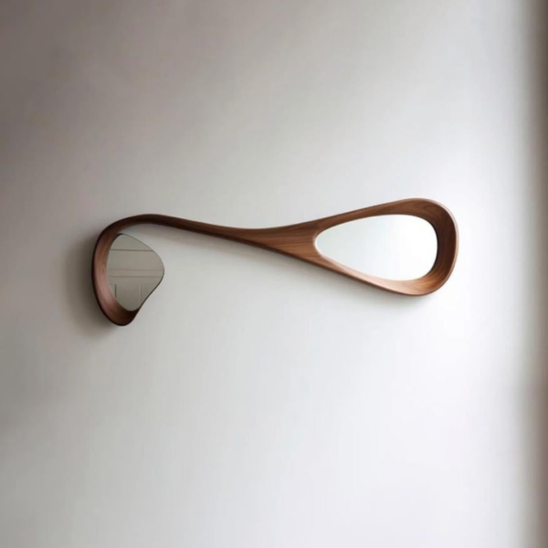 مرأه جداريه راقيه