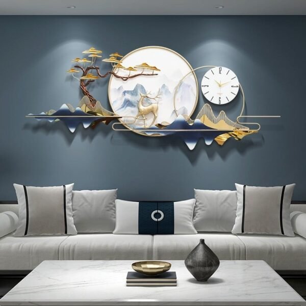 ساعة حائط مع ديكور جداري