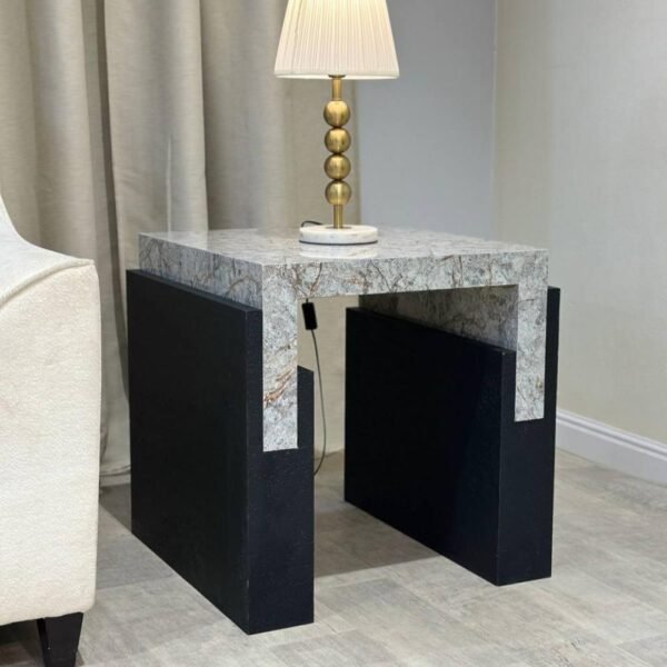 طاولة جانبية بتصميم حديث وأنيق